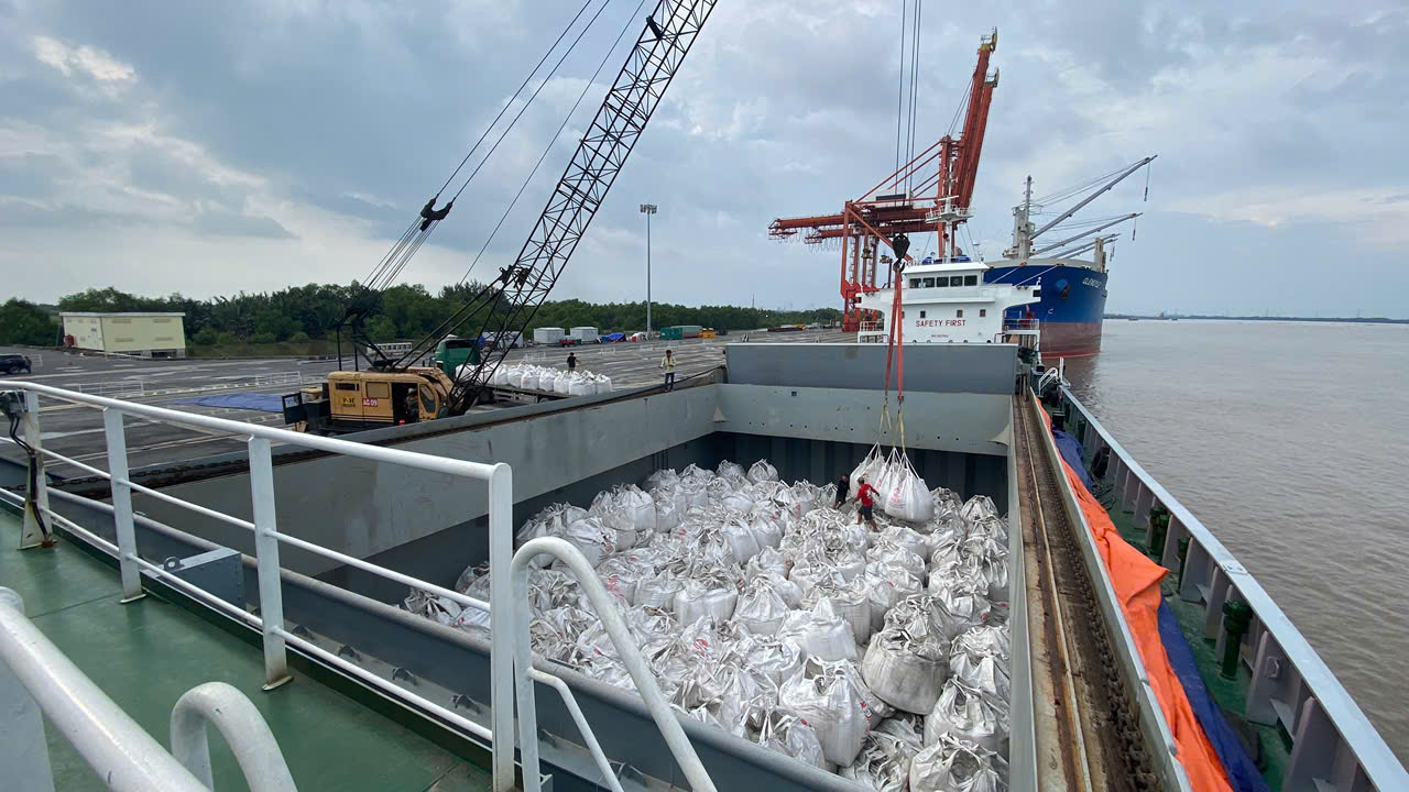 XI MĂNG THĂNG LONG XUẤT LÔ HÀNG PCB40 GẦN 5.000 TẤN RA TRƯỜNG SA