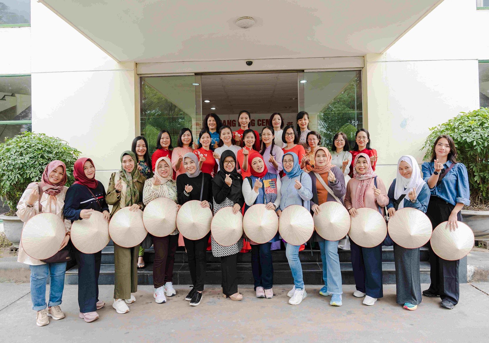 Đoàn phu nhân của Ban Giám Đốc thuộc các công ty của Tập Đoàn Semen Indonesia đã đến thăm và giao  lưu với nữ CBCNV tại Nhà máy Xi măng Thăng Long