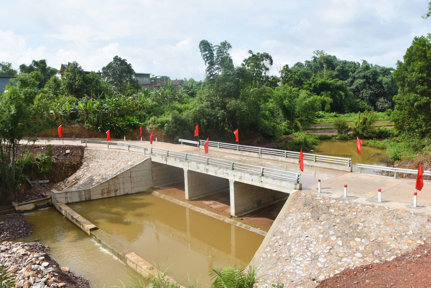 Thang Long Cement JSC (“TLCC”) joined hands to build the Bridge at Trai Mit Village, Hamlet 5,  Quang Phong Commune, Hai Ha District, Quang Ninh Province to support GIAO Ethnic Community