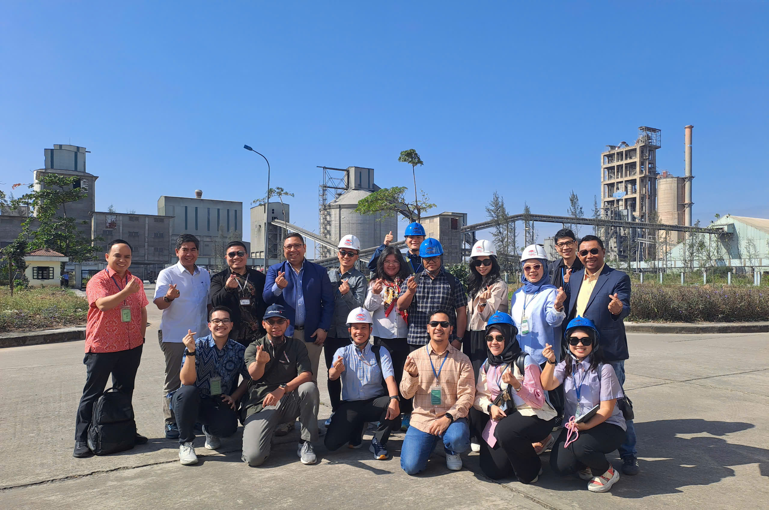 SBM ITB Students Visit Thang Long Cement Plant: Bridging Theory and Practice