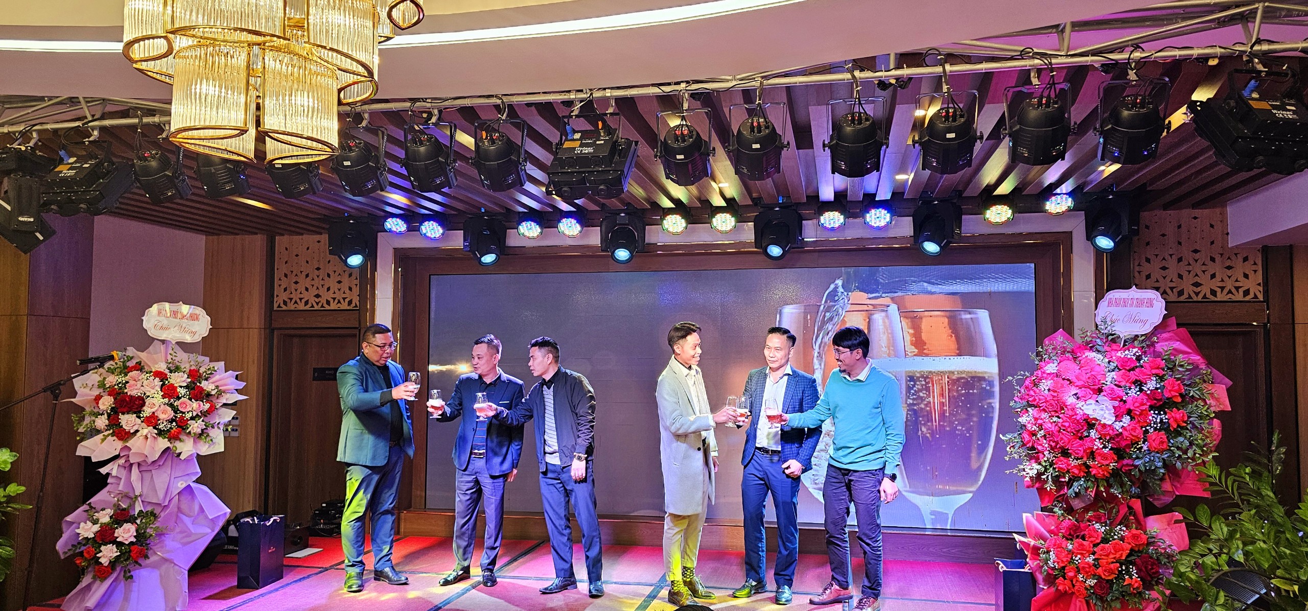 Thang Long Cement JSC (“TLCC”) held a gratitude party for distributors in the Northern region of Vietnam